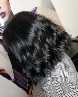 Rush-styled waved dark lob with added gloss.