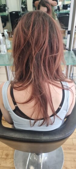Unevenly coloured and highlighted dark hair. 
